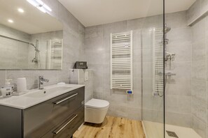 Shower, hair dryer - Studio 'Cap À L’ouest' with Shared Terrace, Shared Garden and Wi-Fi (Lopérec)