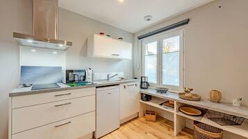 Réfrigérateur, micro-ondes, plaque de cuisson, cafetiÚre/bouilloire