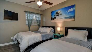 3 quartos, ferros/tábuas de passar roupa, berço de viagem