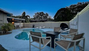 Outdoor pool, a heated pool - Largo Poolside Paradise Heated Pool 10Min To Beach (Largo)