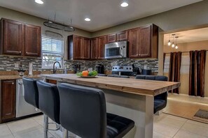 Fridge, microwave, oven, stovetop - Largo Poolside Paradise Heated Pool 10Min To Beach (Largo)