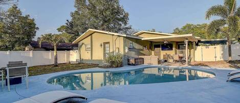 Utomhuspool och uppvÀrmd pool