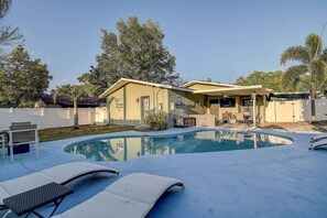 Utendørsbasseng og et oppvarmet basseng