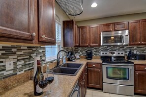 Fridge, microwave, oven, stovetop - Largo Poolside Paradise Heated Pool 10Min To Beach (Largo)