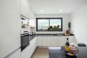Réfrigérateur, four à micro-ondes, un four, surface de cuisson