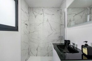 Shower, hair dryer, towels - Villa 'Angela' with Sea View, Private Pool and Wi-Fi (Funchal)