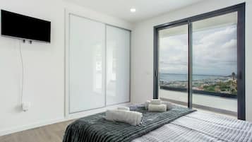 4 bedrooms, iron/ironing board, free WiFi, bed sheets