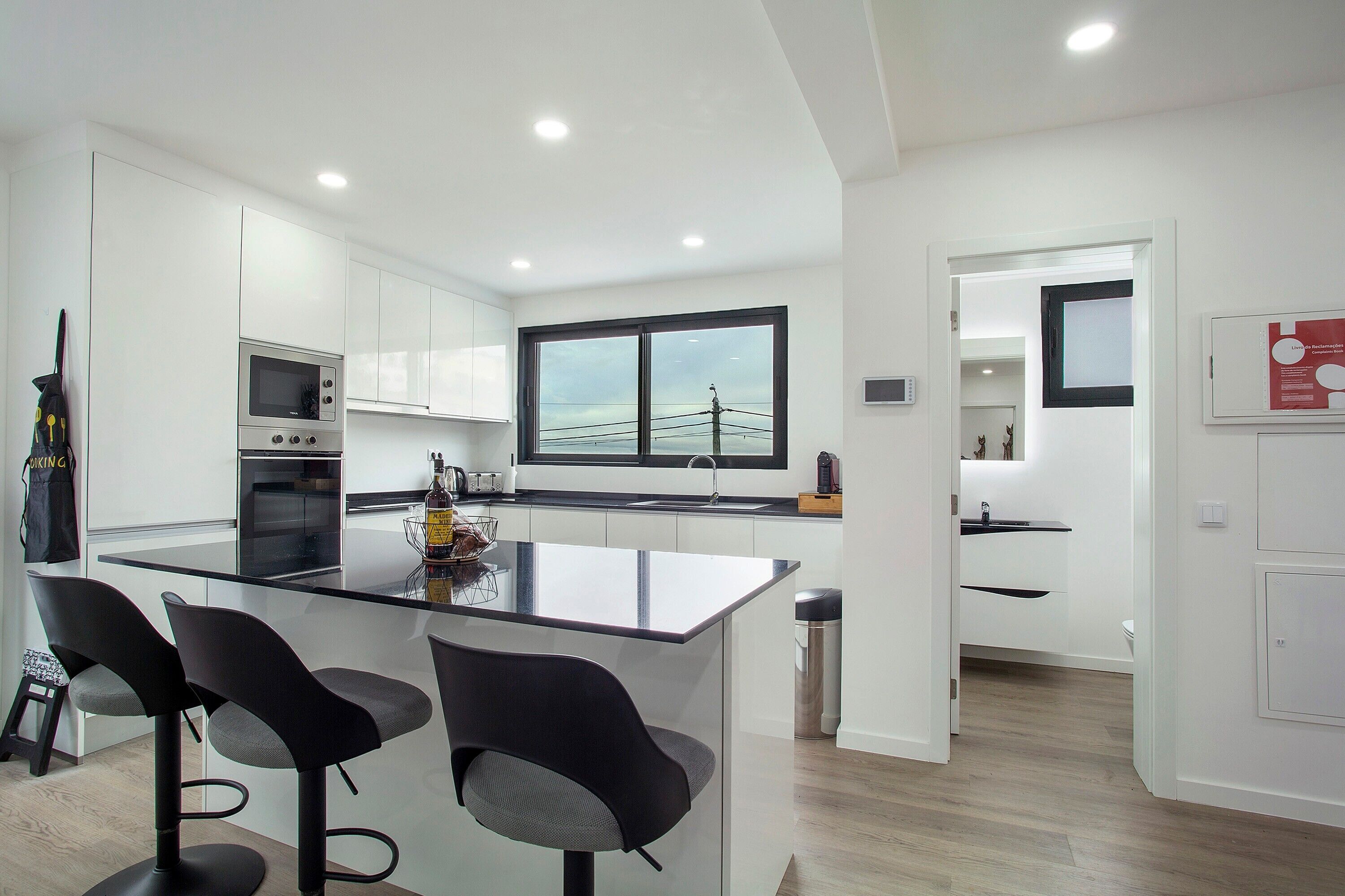 Geladeira, micro-ondas, fogão, cooktop