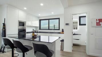 Geladeira, micro-ondas, fogão, cooktop