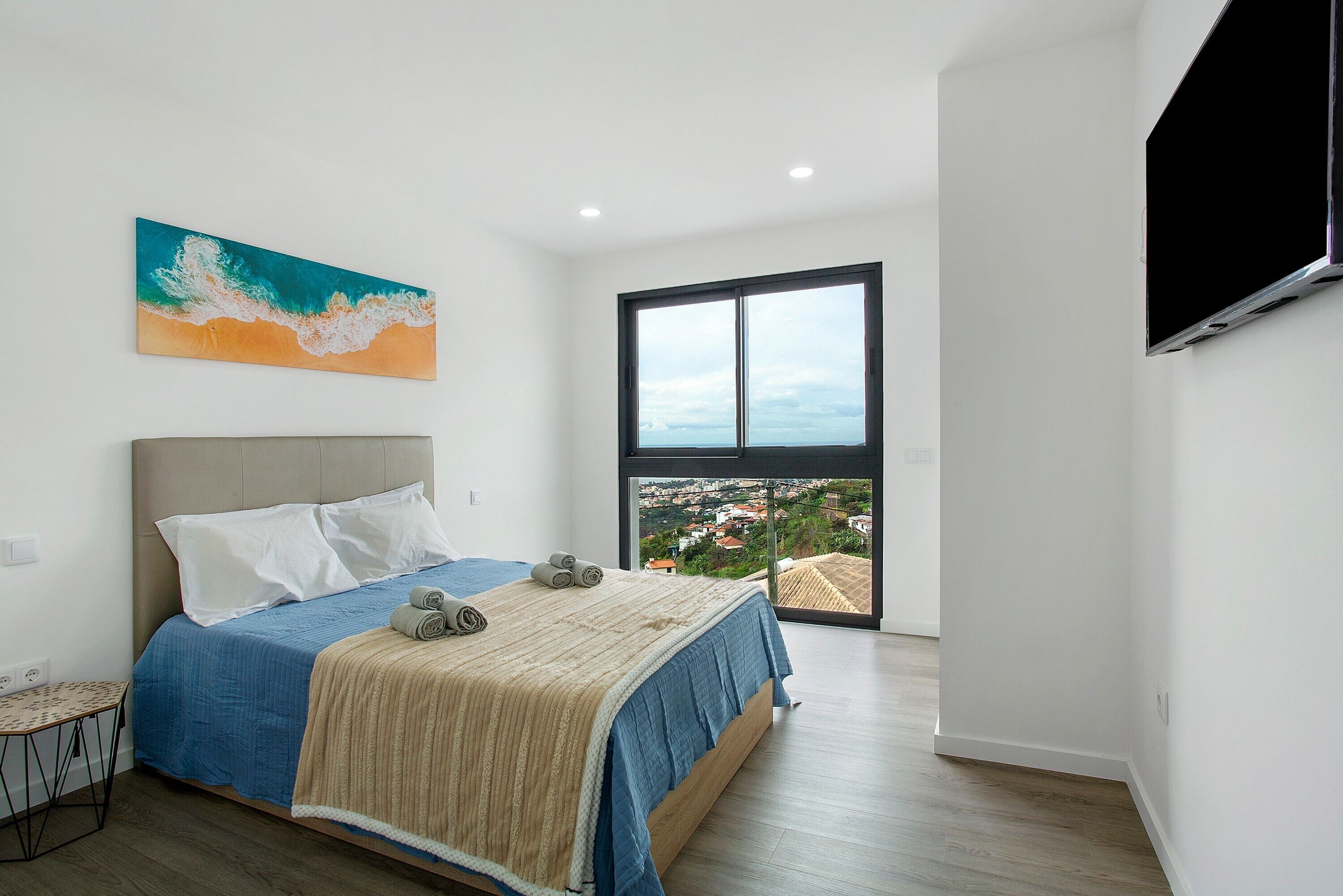 4 bedrooms, iron/ironing board, free WiFi, bed sheets