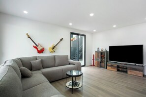 TV - Villa 'Angela' with Sea View, Private Pool and Wi-Fi (Funchal)