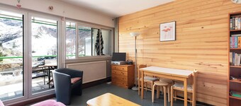 Studio Gourette 6 pers. – Mountain View, at the Foot of the Slopes, Hiking Departure, Terrace & Balcony