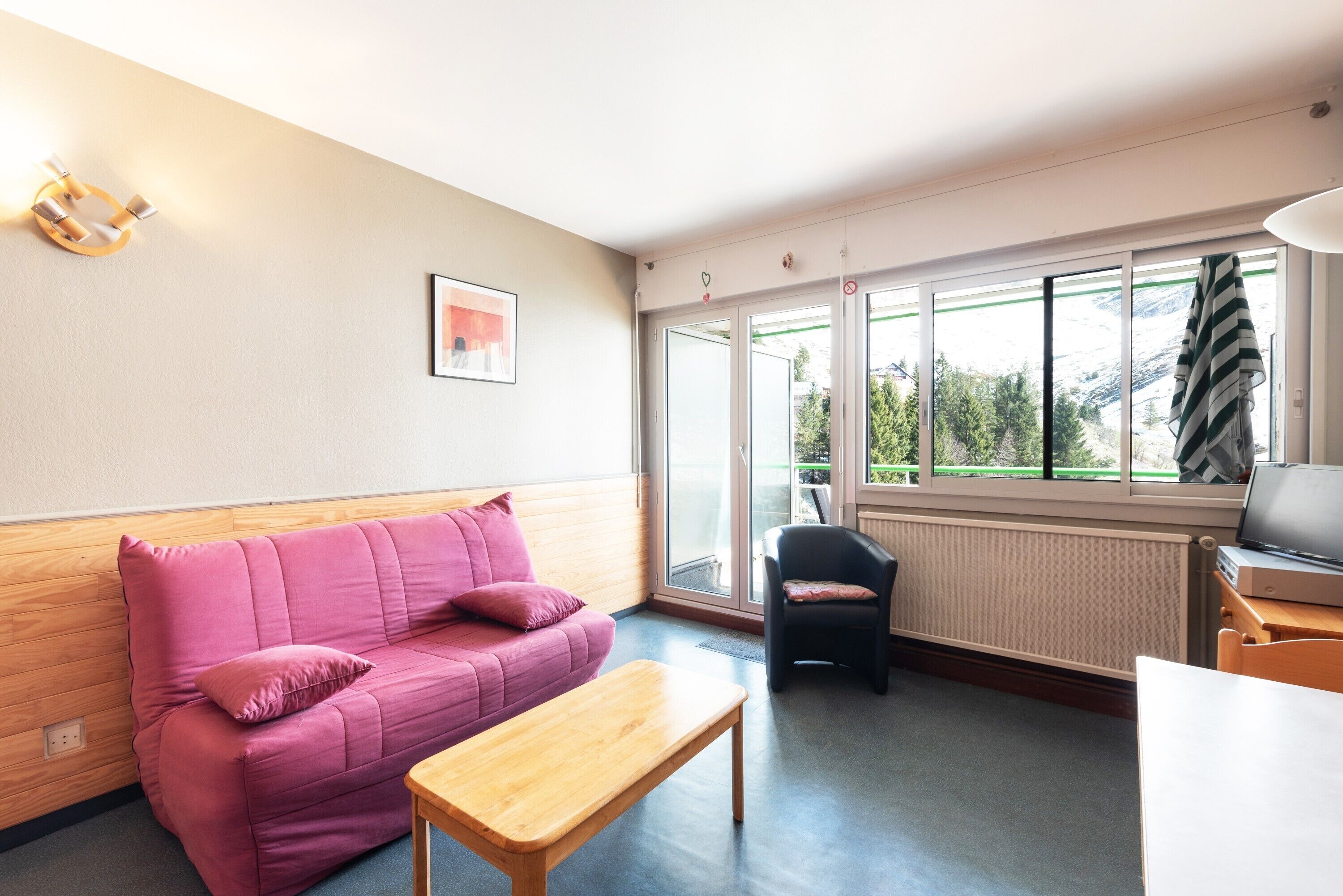 Fernseher, DVD-Player, Tischtennisplatte