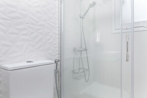 Dusche, Haartrockner, Handtücher