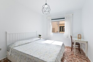 2 bedrooms, iron/ironing board, free WiFi, bed sheets - Vacation 'Paloma' with Balcony and Wi-Fi (Los Cristianos)