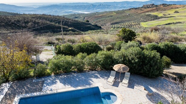 A swimming pool with a view of a mountainous landscape. - Country House 'Carrion' with Sea View, Wi-Fi and Air Conditioning (Periana)