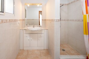 Shower, hair dryer, towels - Country House 'Carrion' with Sea View, Wi-Fi and Air Conditioning (Periana)