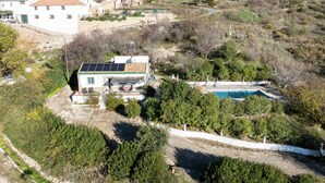 A residential property with a swimming pool, solar panels, and a vineyard. - Country House 'Carrion' with Sea View, Wi-Fi and Air Conditioning (Periana)