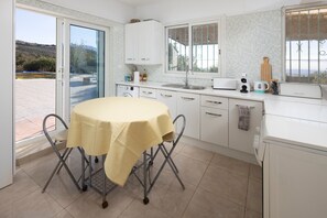 Fridge, oven, stovetop, coffee/tea maker