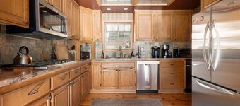 Water's Edge, amazing lakefront property, relax and enjoy!