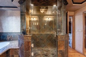 Douche, séchoir à cheveux, serviettes fournies, shampooing