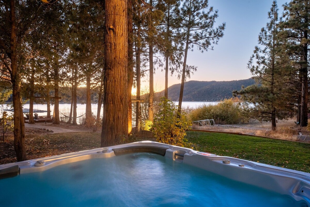 Water's Edge, amazing lakefront property, relax and enjoy!