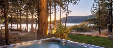 Outdoor spa tub