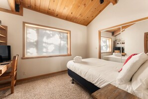 6 bedrooms, desk, free WiFi, bed sheets