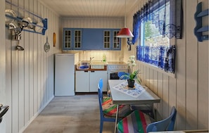 Fridge, oven, stovetop, coffee/tea maker
