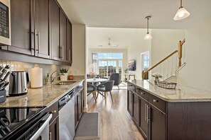 冷蔵庫、電子レンジ、オーブン、コンロ