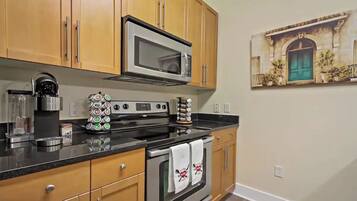 Refrigerador, microondas, horno y lavavajillas