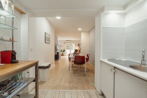 Kylskåp, mikrovågsugn, ugn och kaffe- och tebryggare
