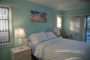 3 dormitorios, tabla de planchar con plancha, cuna de viaje