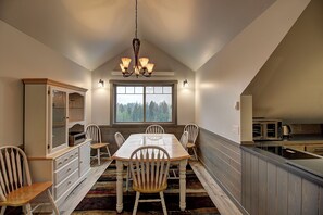 Dining - Long View 2-BR with WiFi. TV & AC - Spacious & sunny, convenient country setting (Whitefish)