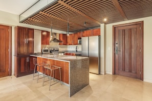 Fridge, microwave, oven, coffee/tea maker