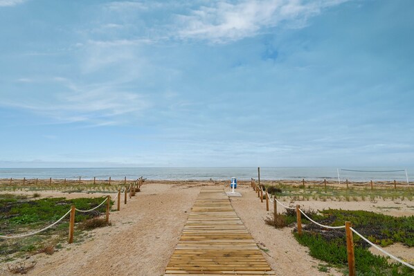 Plage, chaises longues, serviettes de plage