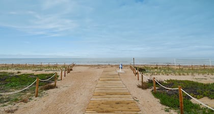 Bonita stay B Beach: On the sandy beach, mega views, fiber, A/C, BBQ, pool