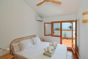 4 quartos, escrivaninha, ferros/tábuas de passar roupa, berço de viagem