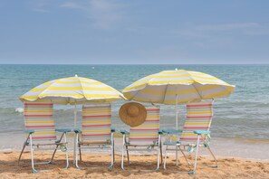 On the beach, sun loungers, beach towels - Bonita stay B Beach: On the sandy beach, mega views, fiber, A/C, BBQ, pool (Deveses (Partida))
