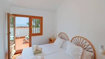 4 bedrooms, desk, iron/ironing board, travel crib