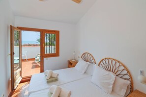 4 chambres, bureau, fer et planche à repasser, lit parapluie