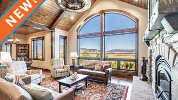 Smart TV, caminetto, videogiochi, lettore DVD