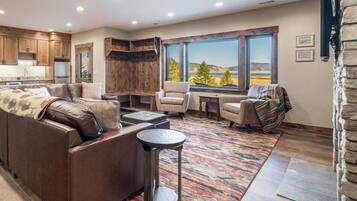 TV, caminetto, videogiochi, lettore DVD