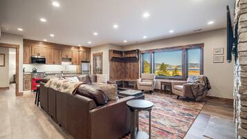 Fernseher, Kamin, Videospiele, DVD-Player