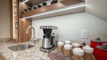 Een koelkast, een magnetron, een oven, een kookplaat