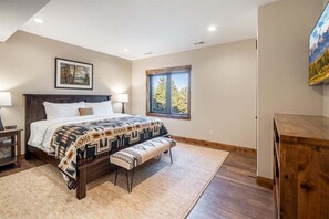 3 bedrooms, iron/ironing board, free WiFi, bed sheets - Trumpeter Swan Terrace-3 BR/2BA-BBQ-Firepit-Lakeview-20m 2 YNP-Great Views-Secluded-Bunk Beds (Island Park)