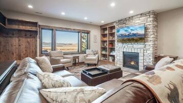 Een televisie, een open haard, videogames en een dvd-speler