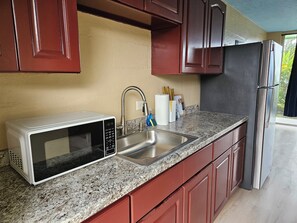 Frigorífico, microondas, cafetera o tetera y tostadora