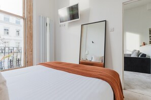 1 dormitori, planxa i posts de planxar, wifi i roba de llit