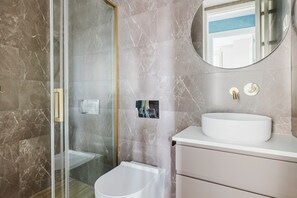 Sèche-cheveux, serviettes fournies